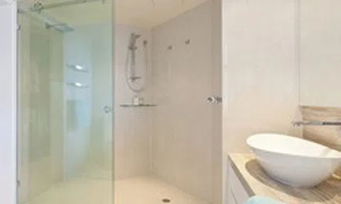 Vì sao ngày càng nhiều gia đình không còn lắp vách kính phòng tắm?