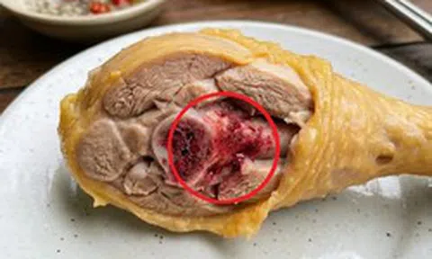Thấy xương gà đỏ sau khi luộc, có nên ăn tiếp? Câu trả lời không như nhiều người nghĩ