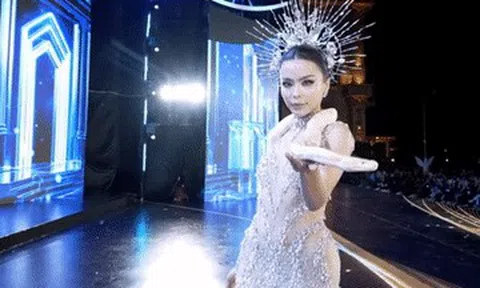 Bán kết Miss Grand Vietnam gặp sự cố, thí sinh quấn trăn hơn 5kg gây chú ý