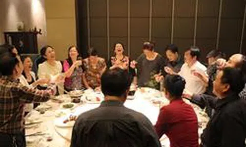 Đi họp lớp được hỏi lương hưu, tôi đùa nói 9 triệu đồng mỗi tháng, không ngờ hôm sau nhận liền 25 cuộc gọi
