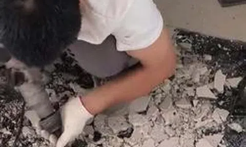 Con trai đi chân trần phát hiện điều lạ dưới nền nhà, người đàn ông vội gọi thợ đập gạch rồi tái mặt