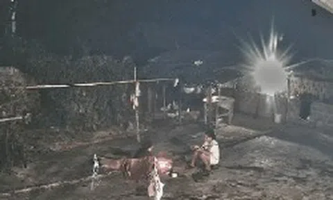 Nền sân xi măng bất ngờ phát nổ, cảnh tượng kinh hoàng khiến 2 chị em hốt hoảng bỏ chạy