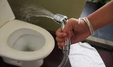 Vì sao nên ưu tiên dùng vòi xịt thay giấy vệ sinh sau mỗi lần đi toilet?