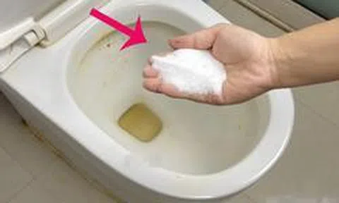 Vì sao nên đổ muối vào bồn cầu khi bị tắc nghẽn?