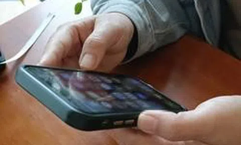Kiệt sức vì tin nhắn công việc ngoài giờ