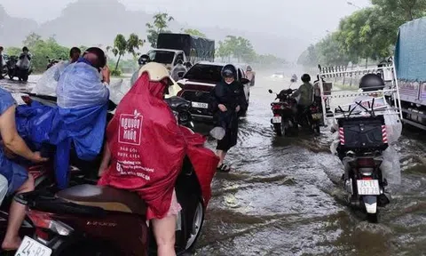 Vì sao miền Bắc liên tiếp hứng mưa lớn kéo dài, nhiều nơi đối mặt nguy cơ lũ quét?