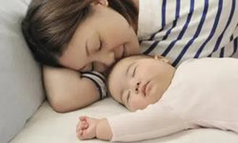 Trẻ “ngủ cùng mẹ” và “không ngủ cùng mẹ”: Chưa cần đợi lớn lên, khác biệt đã vô cùng rõ rệt