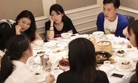 Đi họp lớp ai cũng gọi tôm hùm bào ngư, hóa đơn 72 triệu không sốc bằng “phí chụp ảnh”: Con số trên trời hé lộ sự thật buồn