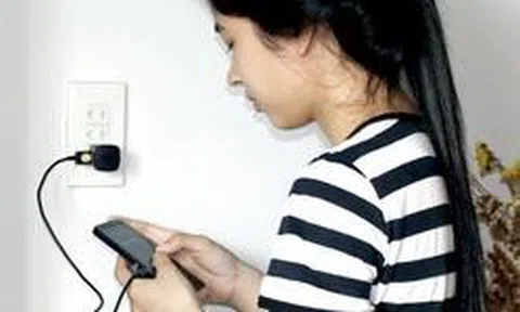 Lời khuyên cho những người vừa sử dụng điện thoại vừa sạc pin