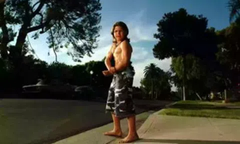"Cậu bé khỏe nhất thế giới": Ánh hào quang và tuổi thơ đầy nước mắt