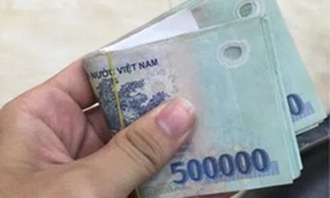 Phát hiện cọc tiền buộc dây chun nhiều mệnh giá 500k, 200k… ở đoạn đường không có camera giám sát, Trần Ngọc Hà SN 1992 lập tức tới thẳng trụ sở công an trình báo