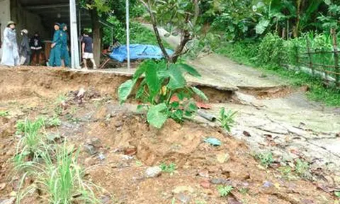 Núi nứt toác sau mưa lớn, nhiều hộ dân ở Thanh Hóa phải sơ tán khẩn cấp