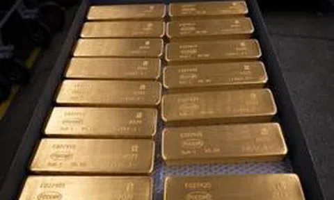 Nhà đầu tư rút 55 tỷ USD tháo lui, giá vàng vẫn "lội ngược dòng" tăng mạnh nhất 6 tháng: Người gom vàng chưa hề rời đi?