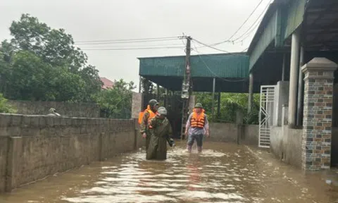 Mưa lớn ở miền Trung, nước tràn vào nhà dân, nhiều bản làng bị chia cắt
