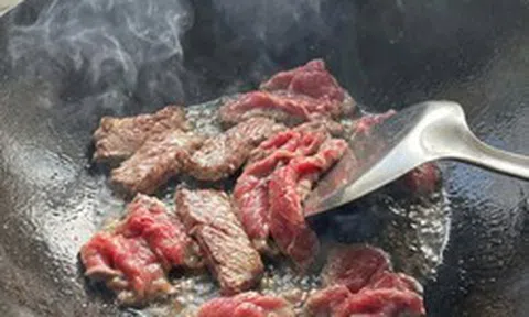 Vì sao đầu bếp chuyên nghiệp không ướp thịt bò với muối?