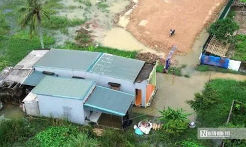 Mưa lớn, nhiều hộ dân trong vùng dự án khu đô thị phải lội nước vào nhà