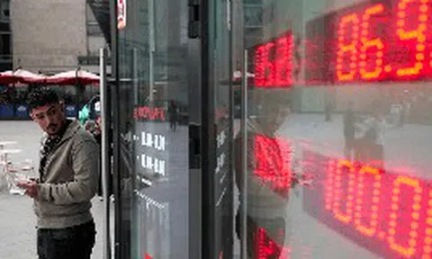 Người dân Nga làm một việc chưa từng có trong 4 năm, 3,3 tỷ USD đều đặn 'biến mất' khỏi ngân hàng mỗi tháng