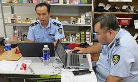 Kiểm tra đột xuất kho hàng, phát hiện hàng trăm sản phẩm nhập lậu, thu giữ lô hàng trị giá hơn 126 triệu đồng