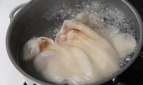 Vì sao nên cho thêm 1 thìa giấm vào nồi khi luộc tai heo? Nhiều người ước biết sớm hơn