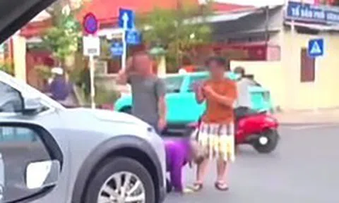 Công an xác minh clip người phụ nữ quỳ giữa đường, chắp tay van xin chủ ô tô