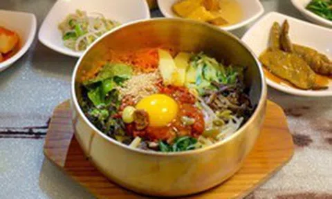 Vì sao người Hàn Quốc thường dùng bát đĩa kim loại nặng như vậy?