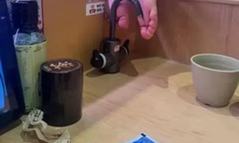 Bé trai giẫm chân lên vòi nước uống ở nhà hàng: “Trẻ con biết gì đâu” - Câu nói đã làm hỏng biết bao đứa trẻ!