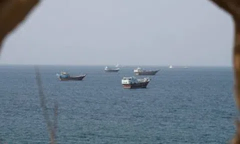 Tàu chở dầu 'tàng hình' ở eo biển Hormuz giúp kìm giá dầu thế nào?