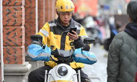 Người đàn ông trúng độc đắc 5,2 triệu bảng Anh sau 30 năm làm shipper