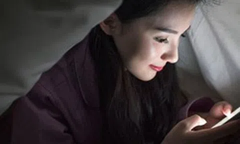 Vừa mở mắt đã cầm điện thoại: Não bộ đang "lãnh đủ" điều gì?