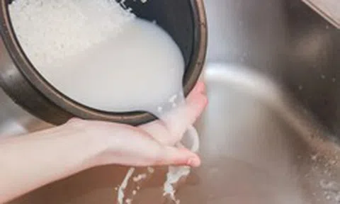 Vì sao không nên vo gạo 2 lần trong nồi cơm điện?