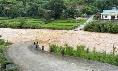 Mường Lát: Học sinh hoãn tựu trường vì mưa lũ, nhiều địa bàn bị chia cắt, cô lập