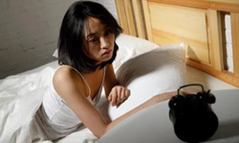 Cứ 3-4 giờ sáng lại tỉnh giấc, nằm mãi không ngủ được: Cơ thể đang có chuyện gì? Khi nào là bình thường, khi nào cần đi khám?