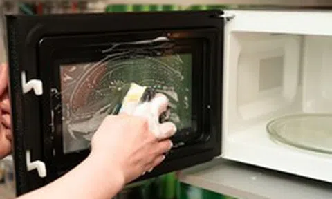 Lò vi sóng sạch như mới khi được vệ sinh bằng 2 thứ có sẵn trong bếp - không cần kỳ cọ vất vả
