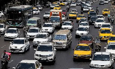 Bán chưa tới 1.000 đồng/lít xăng, nền kinh tế hơn 90 triệu dân đang thiếu nhiên liệu nghiêm trọng, hàng dài người xếp hàng chờ đổ xăng