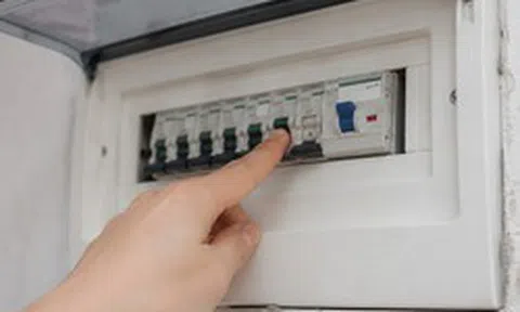 Aptomat trong nhà liên tục bị nhảy nên làm gì đầu tiên?