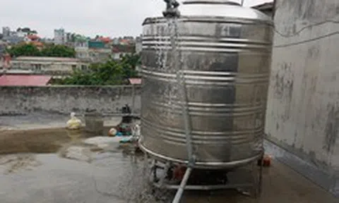 Bồn nước trên mái bị tràn liên tục nên làm gì đầu tiên?
