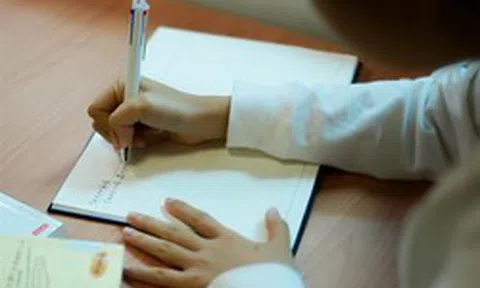 Lo lắng bị công ty sa thải, cô gái mới ngoài 20 tuổi ám ảnh đến mức thức xuyên đêm, tự học tới 5 giờ sáng