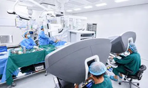 Bệnh viện đầu tiên tại Việt Nam sở hữu 2 "siêu robot" Mỹ, vừa làm điều chưa từng có khi mổ ung thư