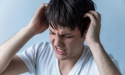 Cảm thấy buồn ngủ sau bữa ăn, vài phút sau người đàn ông ngã quỵ, bác sĩ cảnh báo: Khỏe đến mấy cũng đừng bỏ qua cơn đau đầu kiểu này