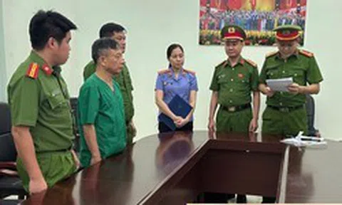 Khởi tố giám đốc bệnh viện Vũ Văn Trình SN 1956 và bác sĩ Tạ Minh Vương SN 1992