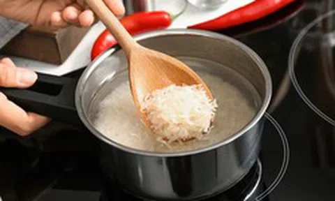 Nấu cơm bằng nước nóng hay nước nguội mới ngon và giàu dinh dưỡng hơn?