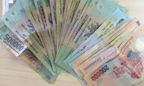 Đúng 10h ngày 28/8, tiếp viên phát hiện bọc tiền 46 tờ từ 100.000 - 500.000 đồng nằm chơ vơ trên chuyến tàu tới Đà Nẵng