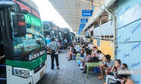 Hà Nội: Người dân đổ ra bến xe rời Thủ đô về quê nghỉ lễ