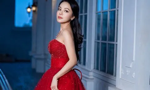 NSƯT Lan Anh vai trần gợi cảm, ca sĩ Tóc Tiên ngày càng táo bạo sau ly hôn
