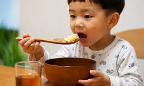 Trẻ có thông minh hay không, cứ nhìn 6 hành động này khi ăn cơm là biết rõ!