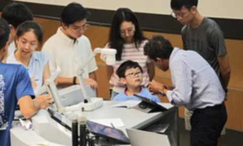 "Thần đồng" 7 tuổi có IQ 154, sở hữu 5 kỷ lục, học cùng sinh viên tại đại học top đầu châu Á