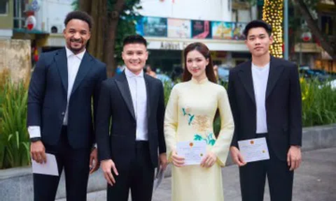 Ca sĩ Hòa Minzy gây sốt khi đăng ảnh chụp với Quang Hải, Đình Bắc và Xuân Son