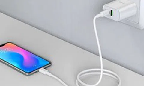 Sạc điện thoại xong có nên rút phích cắm khỏi ổ điện không?