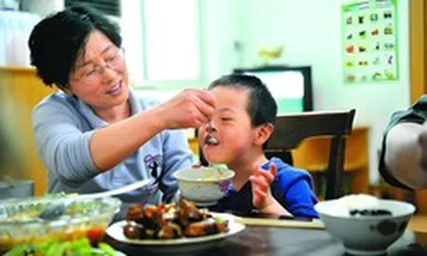 Sự khác biệt giữa đứa trẻ được mẹ nuôi lớn và đứa trẻ được ông bà nuôi lớn