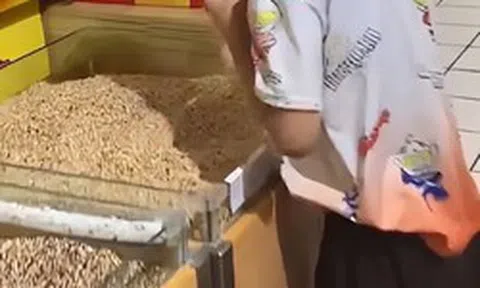 Bức ảnh chụp trong siêu thị khiến nhiều người lắc đầu ngán ngẩm: Con đáng trách 1, cha mẹ đáng trách 10